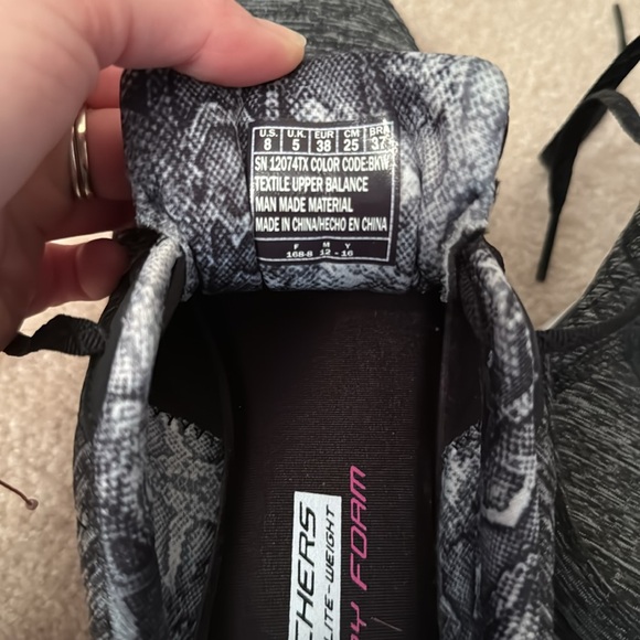 Lite-Weight Sketchers - hardly worn! - Picture 3 of 7